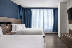 In-room safe, desk, laptop workspace, blackout curtains - Holiday Inn Express Montreal Airport - St-Laurent by IHG (Montreal)