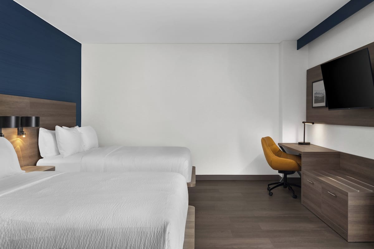 Suíte, 2 camas Queen (Walk-In Shower) | Cofres nos quartos, escrivaninha, espaço de trabalho para notebook
