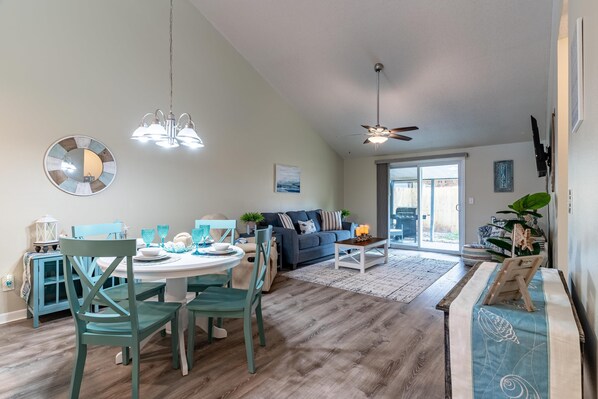 Dining - Charming 3-bedroom townhome in Shalimar with WiFi (Shalimar)