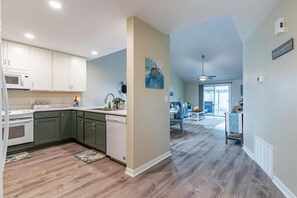 Fridge, microwave, oven, stovetop - Charming 3-bedroom townhome in Shalimar with WiFi (Shalimar)