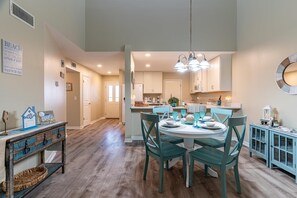 Dining - Charming 3-bedroom townhome in Shalimar with WiFi (Shalimar)