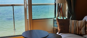 Les Pieds dans l'Eau : Beautiful, bright rental (sea access)