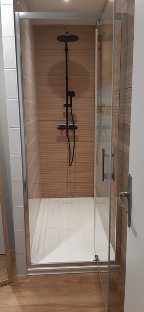 Haartrockner, Handtücher, Toilettenpapier