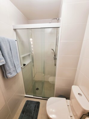 Haartrockner, Handtücher, Seife, Toilettenpapier