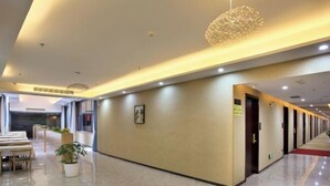A hotel corridor with a polished marble floor, a reception desk, and a large chandelier. - Manhattan Hotel Guilin Liangjiang Sihu Arctic Plaza (Guilin)