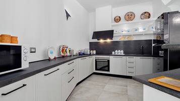 Kühlschrank, Mikrowelle, Ofen, Geschirrspüler