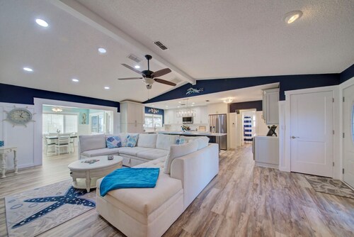 3-BR/2 Bath waterfront home with direct access to Gulf. Pool, kayaks and dock