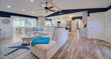 3-BR/2 Bath waterfront home with direct access to Gulf. Pool, kayaks and dock