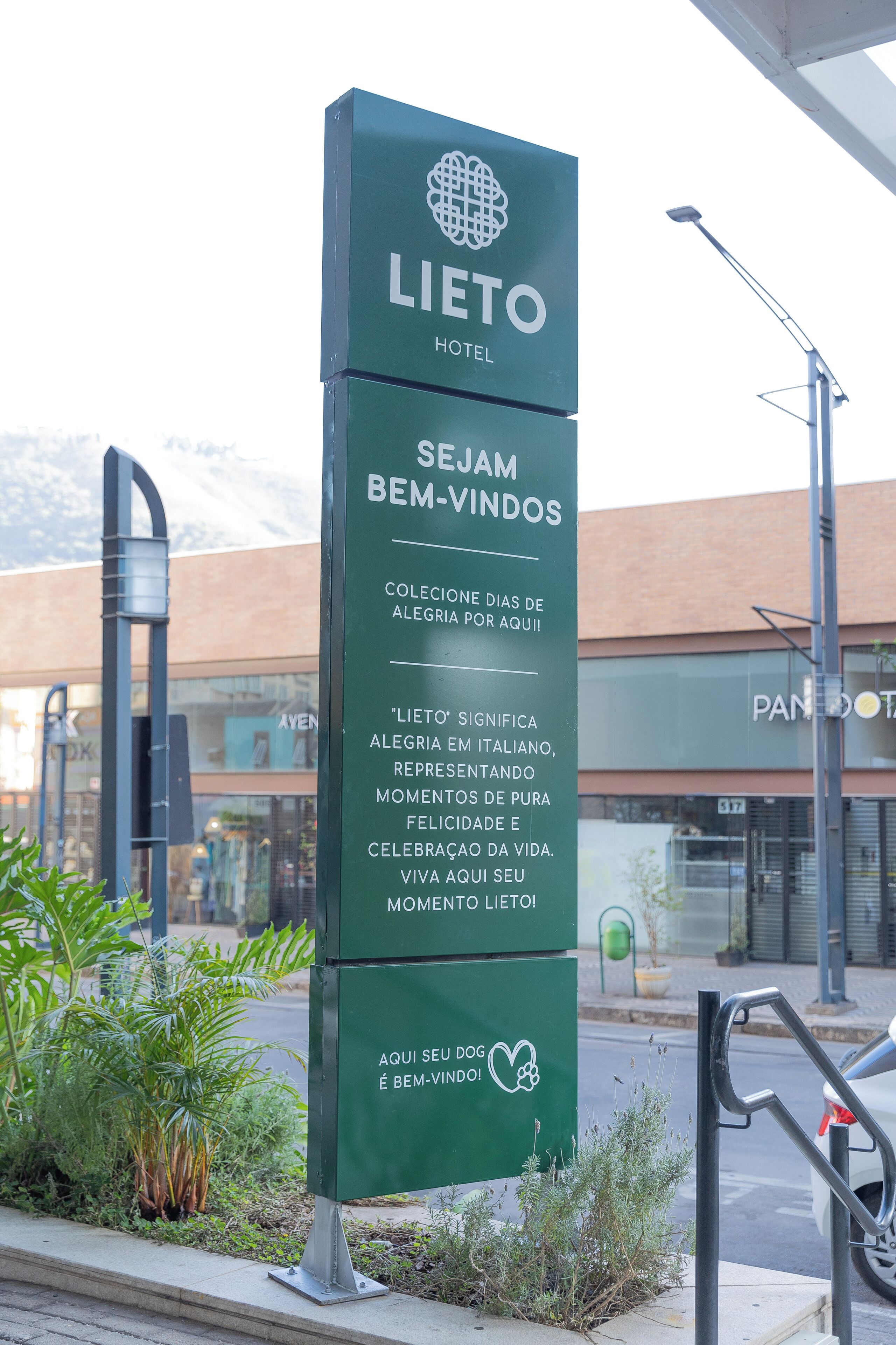 A hotel sign with the name "LIETO HOTEL" and a message in Portuguese.