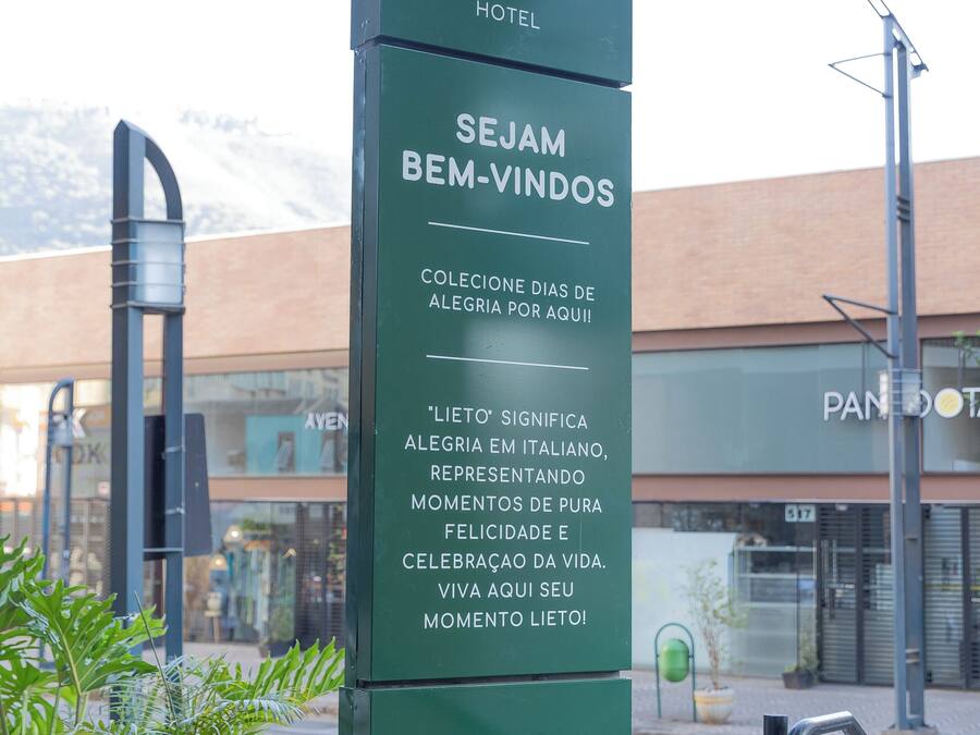 A hotel sign with the name "LIETO HOTEL" and a message in Portuguese.