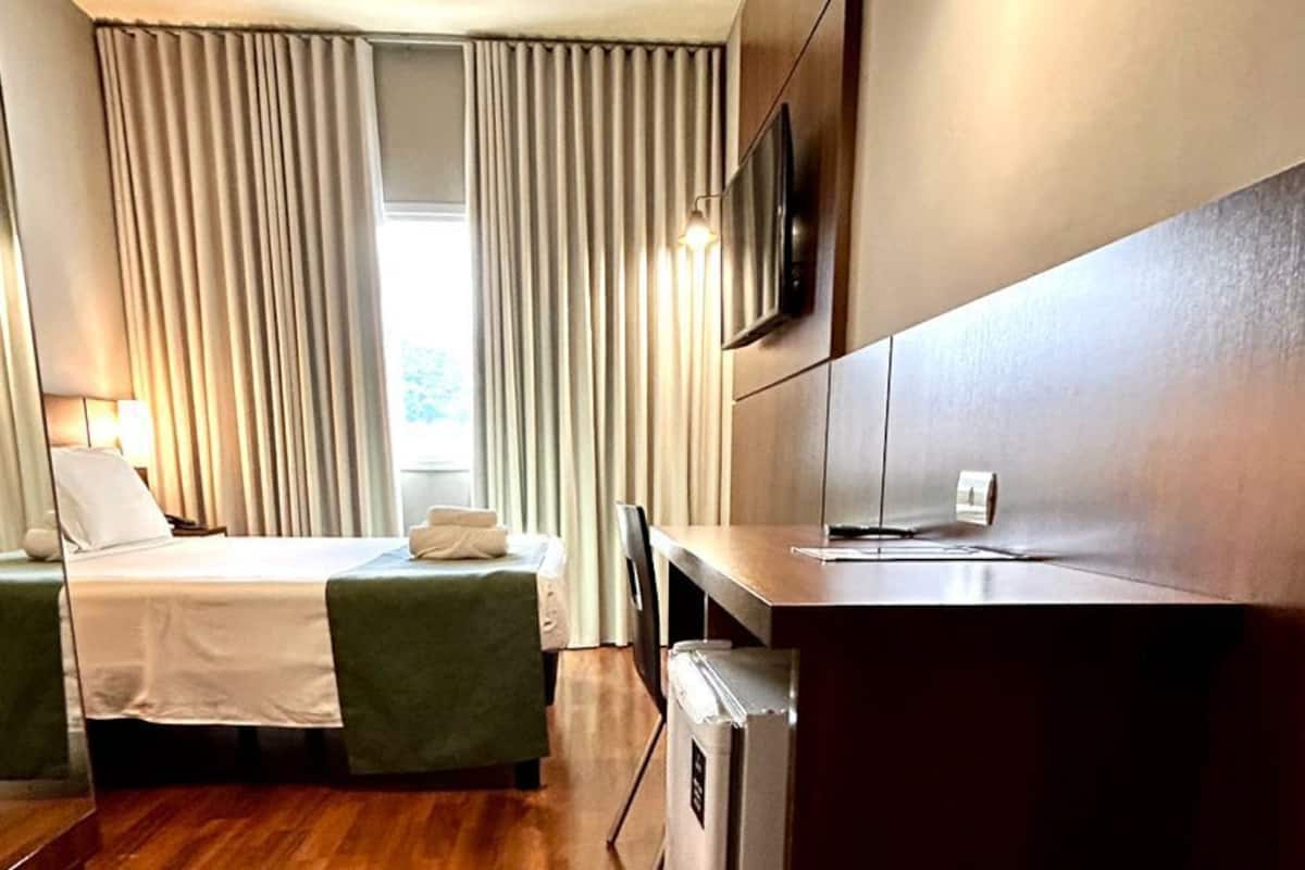 Deluxe-Suite, Stadtblick | Schreibtisch, laptopgeeigneter Arbeitsplatz, Verdunkelungsvorhänge