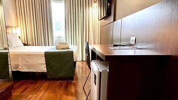 Suite – deluxe, byutsikt | Skrivebord, skrivebord for bærbar PC, blendingsgardiner og lydisolert