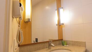 Dusche, kostenlose Toilettenartikel, Haartrockner, Handtücher