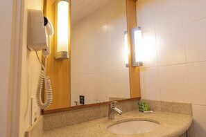 Suihku, ilmaiset hygieniatuotteet, hiustenkuivaaja, pyyhkeet