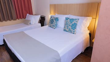 Superior-Dreibettzimmer | Schreibtisch, laptopgeeigneter Arbeitsplatz, Verdunkelungsvorhänge