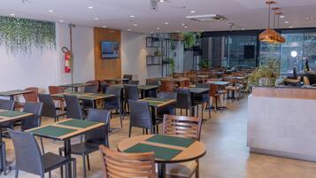 Café da manhã com buffet grátis todos os dias
