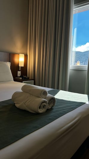 Deluxe-Suite, Stadtblick | Schreibtisch, laptopgeeigneter Arbeitsplatz, Verdunkelungsvorhänge