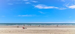 Sur la plage, chaise longue