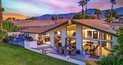 Golf Course-front Views, Pool+hot Tub, Patio Modern Edgy House by Avantstay