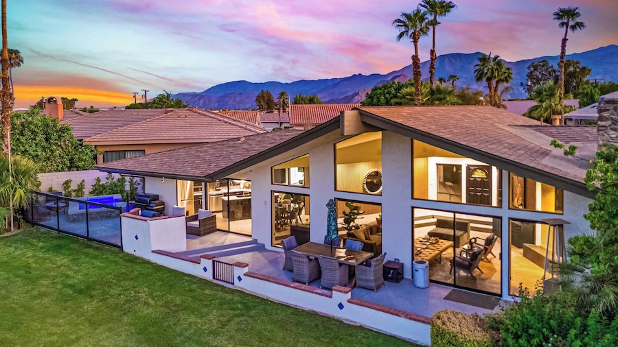 Golf Course-front Views, Pool+hot Tub, Patio Modern Edgy House by Avantstay