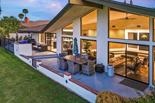 Golf Course-front Views, Pool+hot Tub, Patio Modern Edgy House by Avantstay