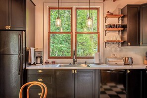 Kylskåp, mikrovågsugn, ugn och spishäll