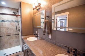 Dusche, Handtücher, Seife, Shampoo