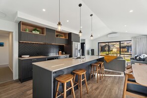 Een koelkast, een magnetron, een vaatwasser, een broodrooster