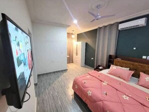 1 habitación, tabla de planchar con plancha, wifi y ropa de cama 