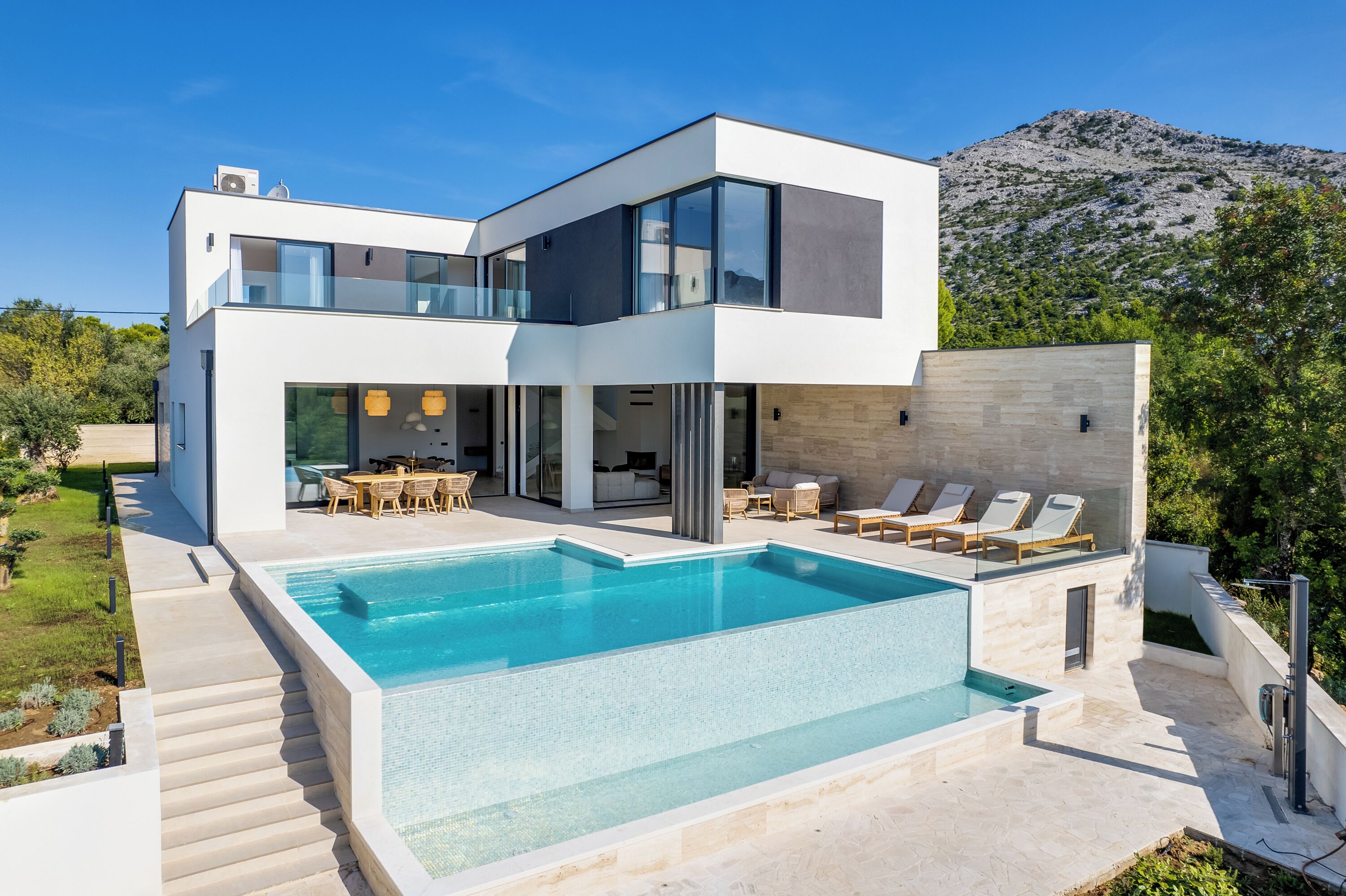 Een buitenzwembad en een verwarmd zwembad