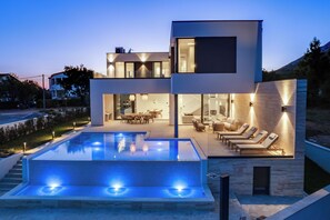 Una piscina al aire libre, una piscina climatizada