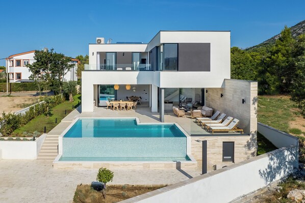Una piscina al aire libre, una piscina climatizada