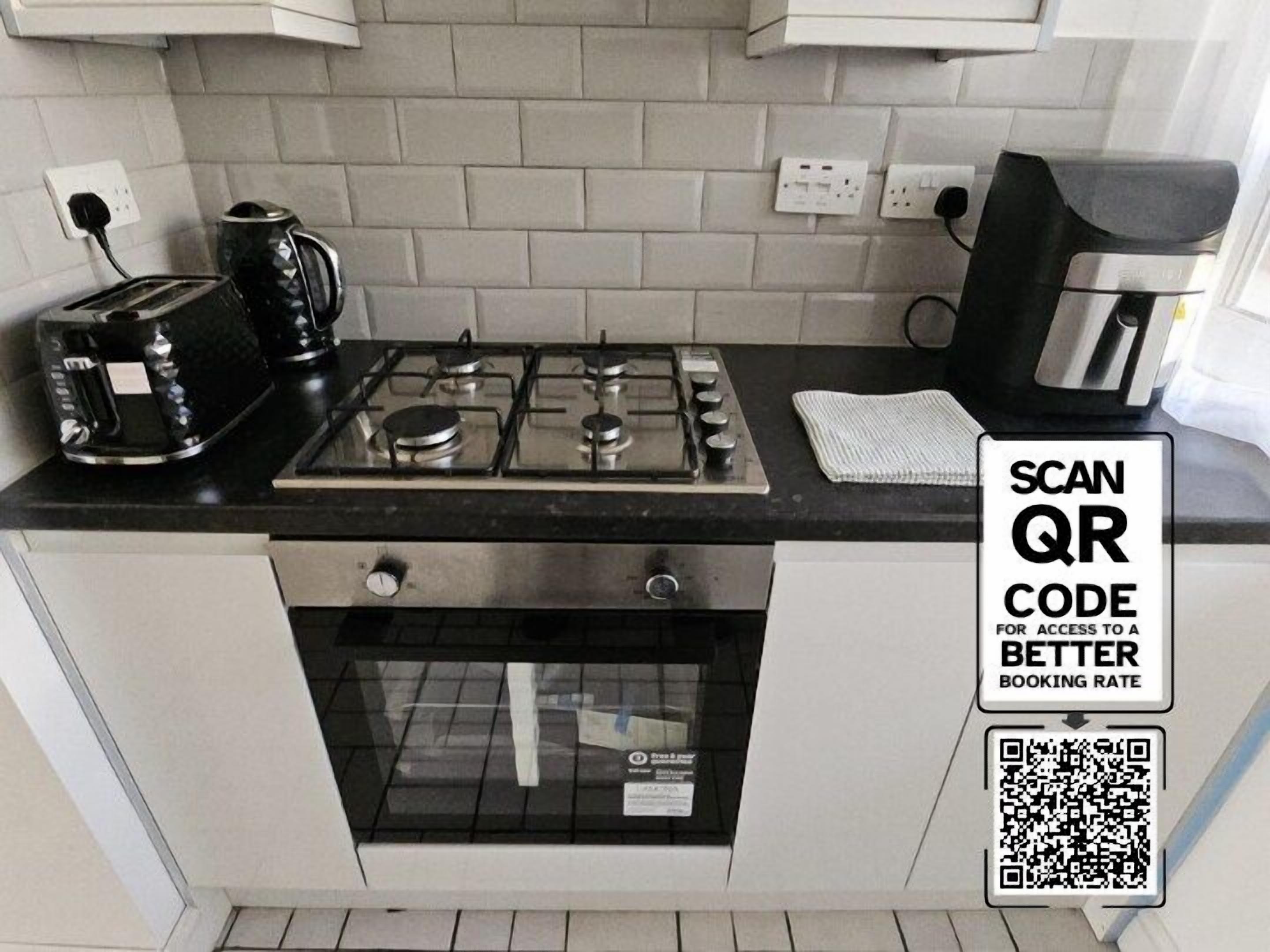 Une cuisine équipée d’une cuisinière à gaz, d’un grille-pain et d’une machine à café.