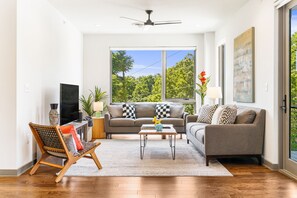 Smart TV, computer monitors - The Kingfisher - Fantastic 2-bedroom condo with mural, elevator, and WFH setup (Asheville)