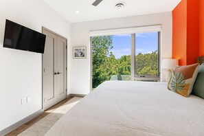 2 bedrooms, desk, iron/ironing board, free WiFi - The Kingfisher - Fantastic 2-bedroom condo with mural, elevator, and WFH setup (Asheville)