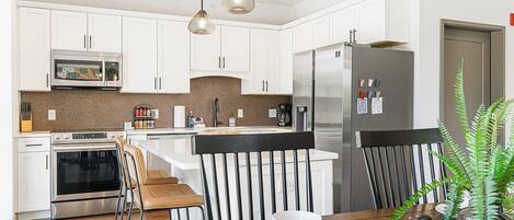 Kylskåp, mikrovågsugn, ugn och spishäll