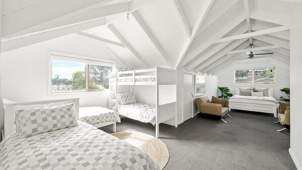 6 chambres, fer et planche à repasser, lit parapluie, accès Internet