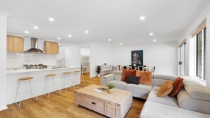 Fernseher, DVD-Player, Bücher