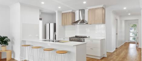 Een koelkast, een microgolfoven, een oven, een kookplaat