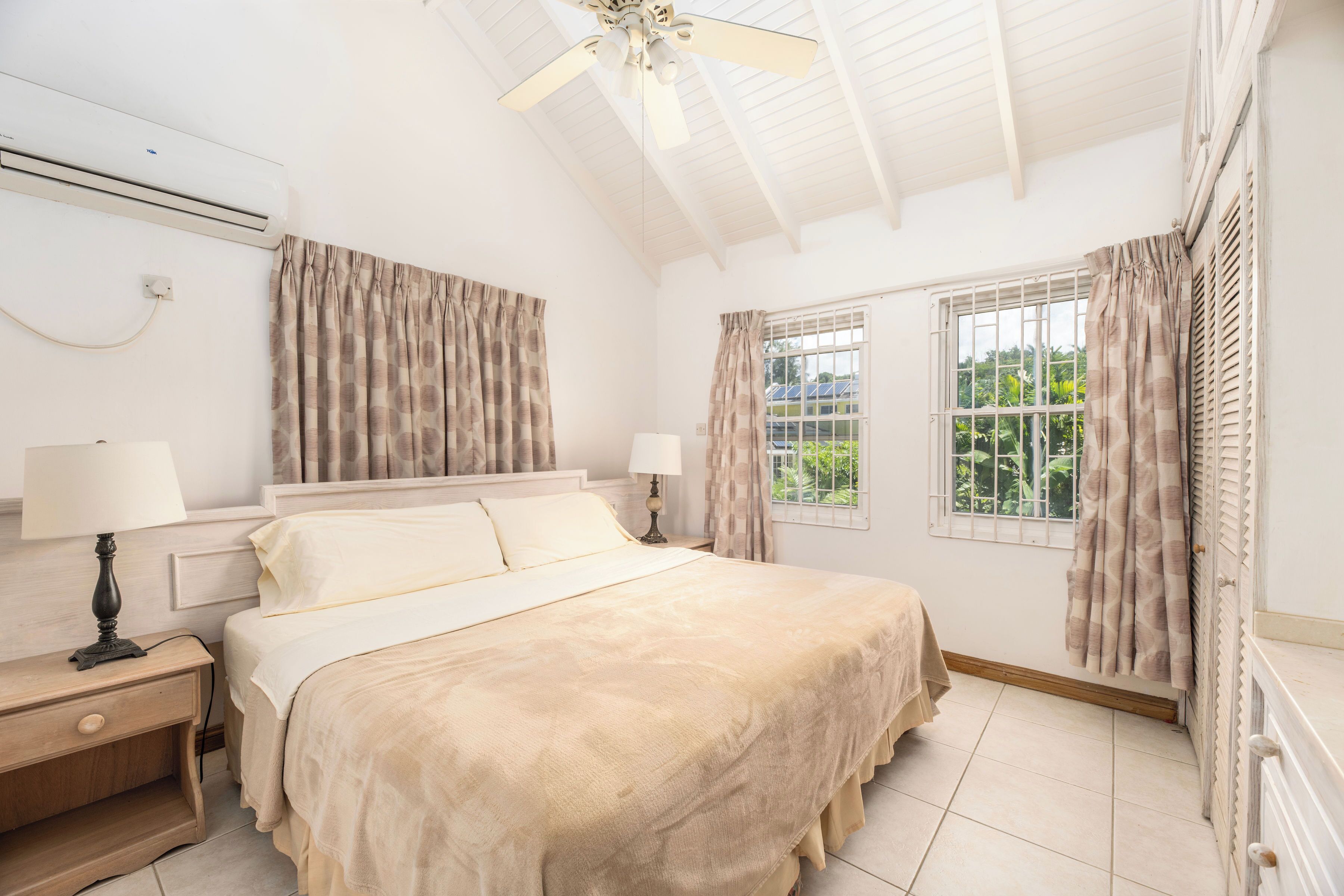 2 عدّة غرف نوم ومكواة/لوح كي وواي فاي مجانًا وملاءات أسرّة