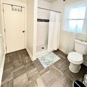 Toallas, jabón, shampoo, papel de baño