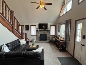 Smart TV, fireplace, DVD player, books - Enjoy Pocono Mountain attractions year round or experience perfect relaxation! (Albrightsville)