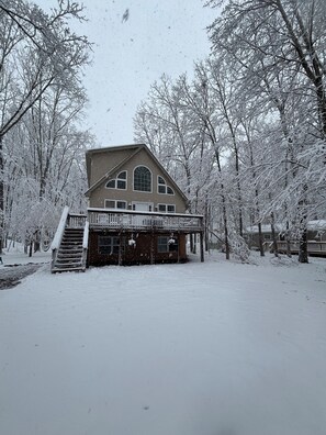 Exterior - Enjoy Pocono Mountain attractions year round or experience perfect relaxation! (Albrightsville)