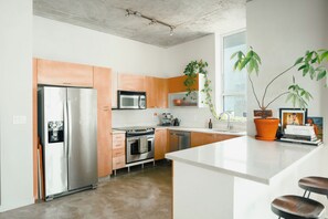 Fridge, microwave, oven, stovetop - NEW Luxury Urban Retreat: Downtown Miami Condo (Miami)