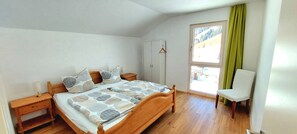 2 室のベッドルーム、旅行用ベビーベッド、WiFi、ベッドシーツ