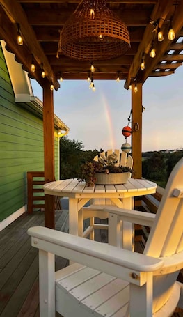 Outdoor dining. 3-bedroom 2 bath cottage-Walk to beach or golf
Course.Hot Tub and outside shower