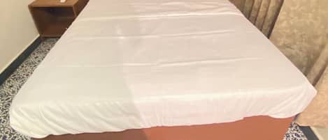 6 bedrooms, iron/ironing board, WiFi, bed sheets