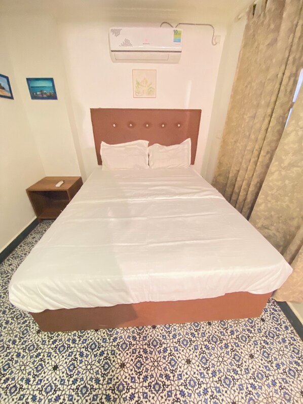 6 bedrooms, iron/ironing board, WiFi, bed sheets