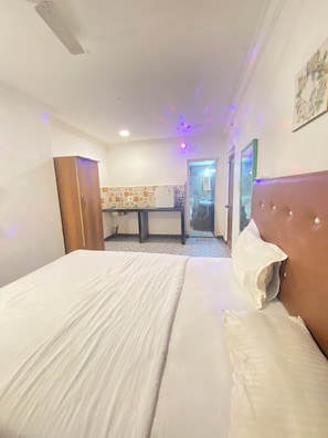 6 chambres, fer et planche à repasser, Wi-Fi, draps fournis