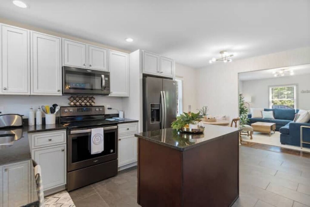 ハイチェア、調理器具と食器